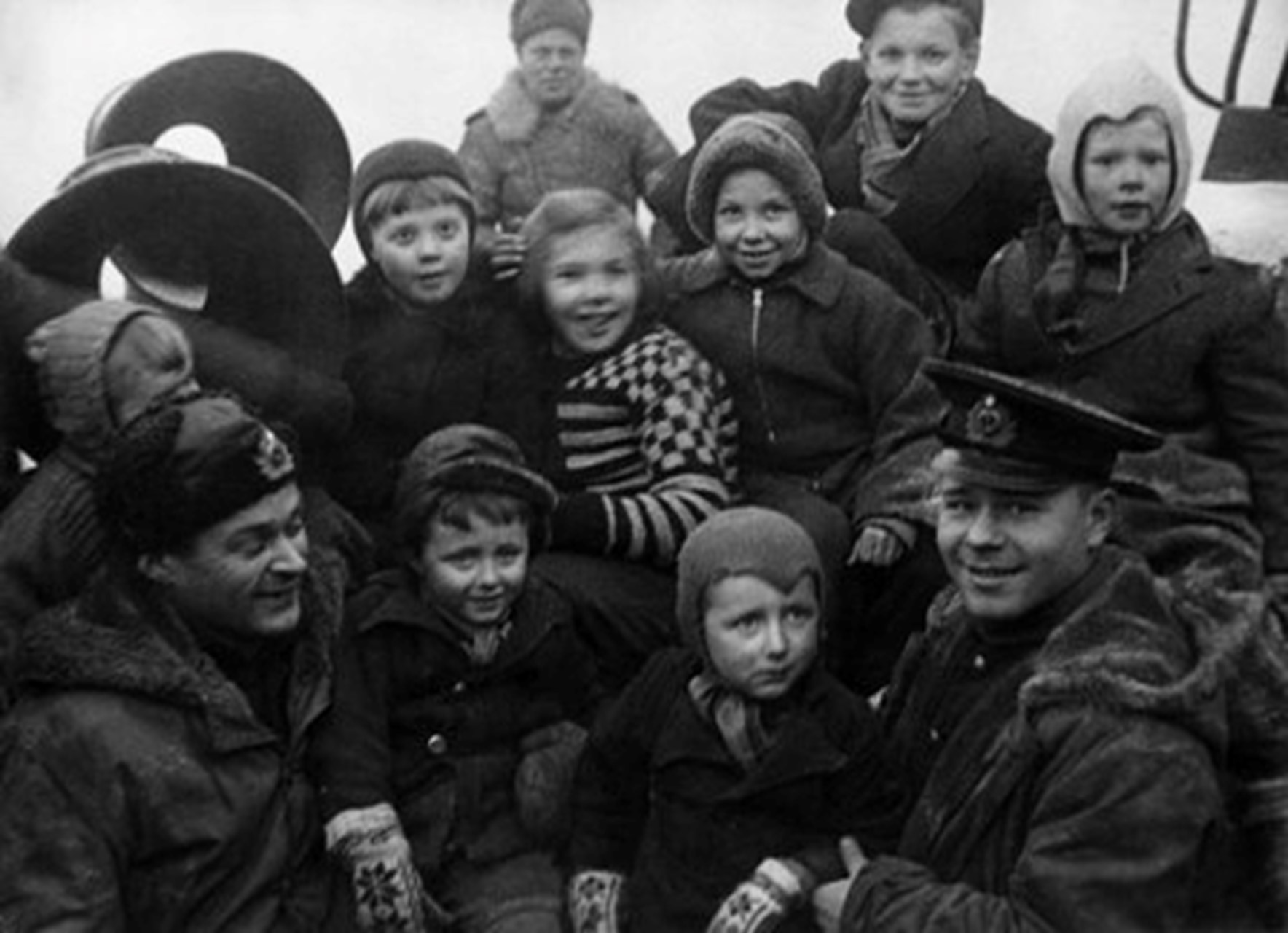 Водолазы Северного Флота с норвежскими детьми. Октябрь 1944 г.